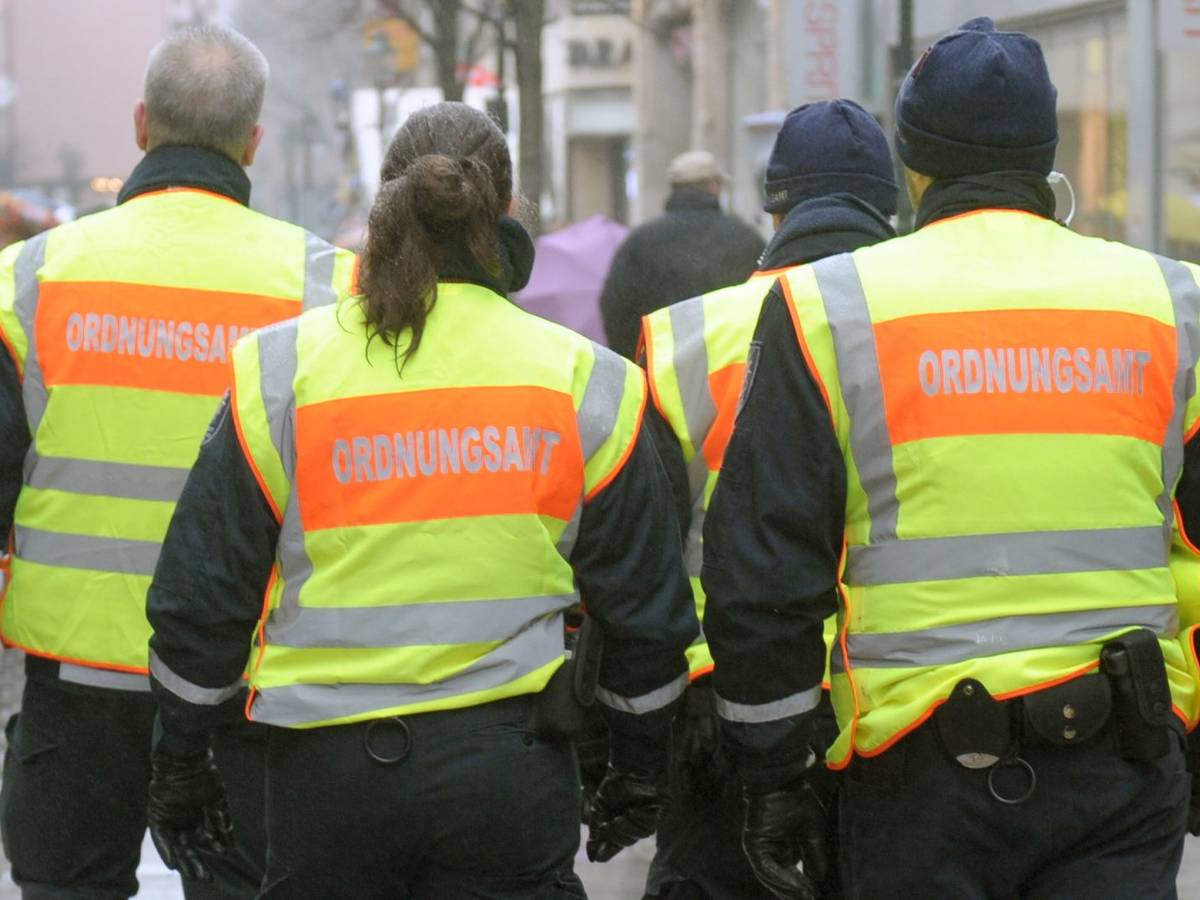 Mitarbeiter des Kölner Ordnungsamtes bei einer Streife in Köln.