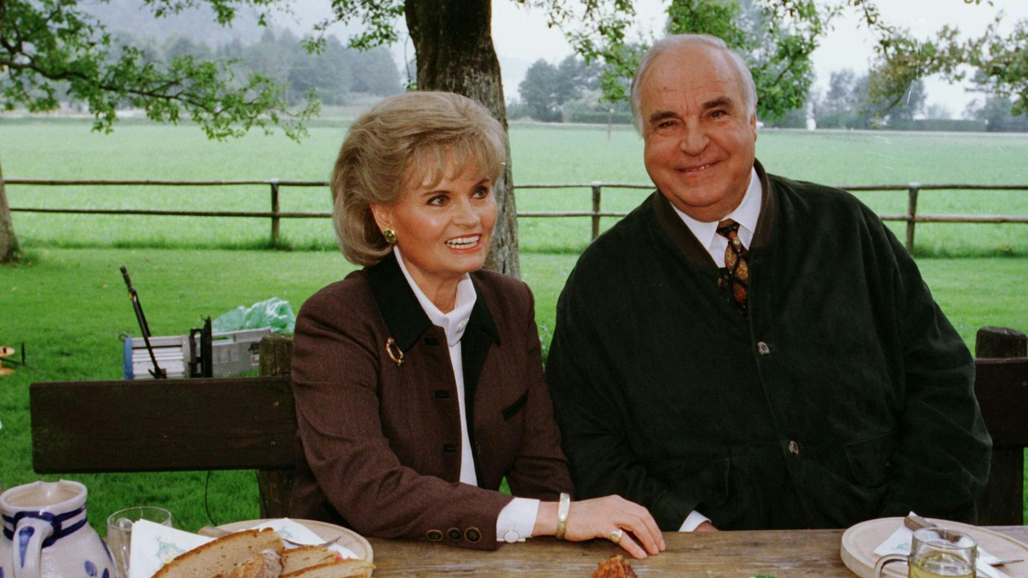 Bundeskanzler Helmut Kohl und seine Frau Hannelore genießen am 04. August 1998 auf der Jausenstation Holzingerbauer bei St. Gilgen am Wolfgangsee eine kräftige Brotzeit.