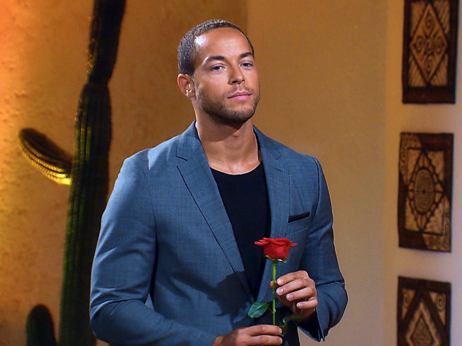 Bachelor Andrej Mangold während einer „Nacht der Rosen“.