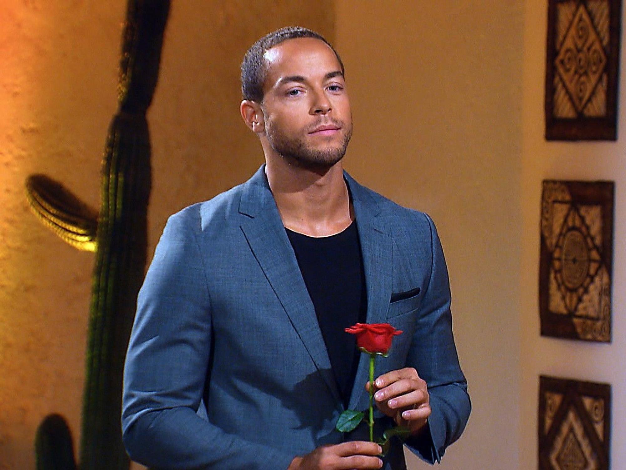 Bachelor Andrej Mangold während einer „Nacht der Rosen“.