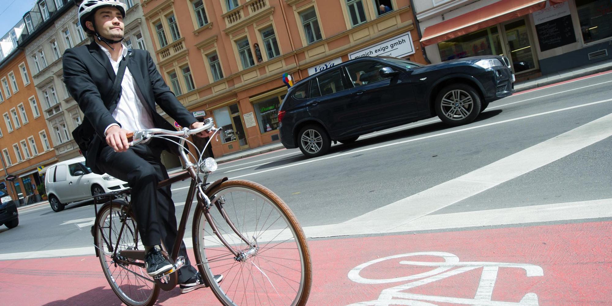 Fahrradfahrer Fahrradweg Helm Straße dpa