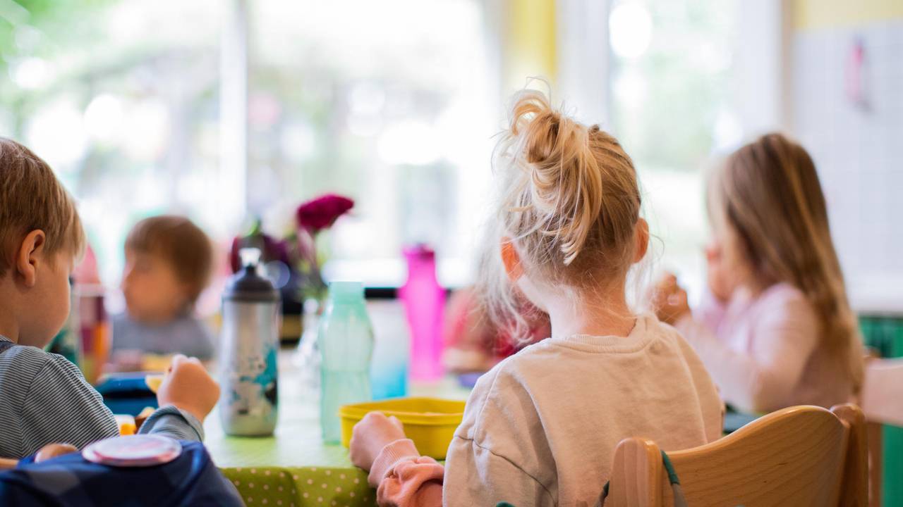 Kinder sitzen in einer Kita-Notbetreuung in NRW zusammen am Tisch.