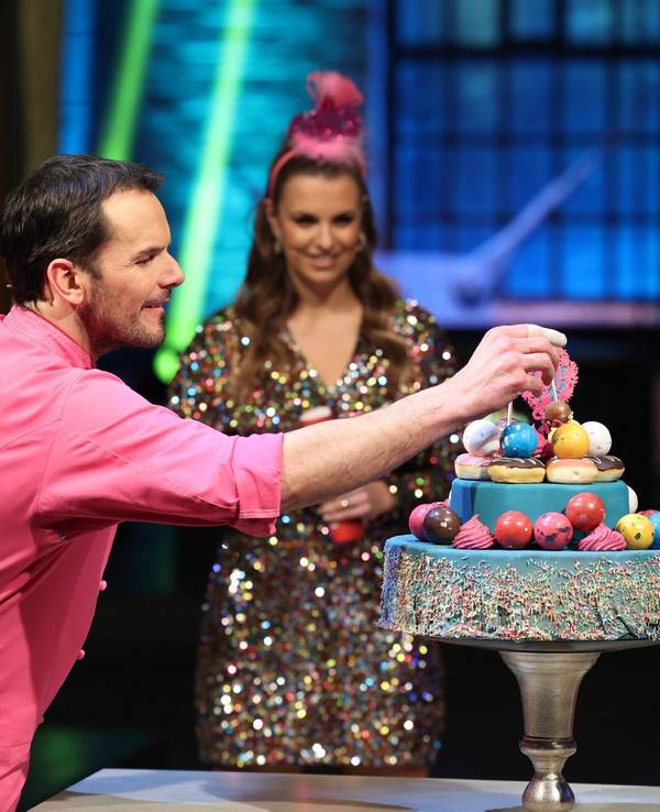 Steffen Henssler und Laura Wontorra am 2. Mai 2021 bei der 100. Folge von „Grill den Henssler”