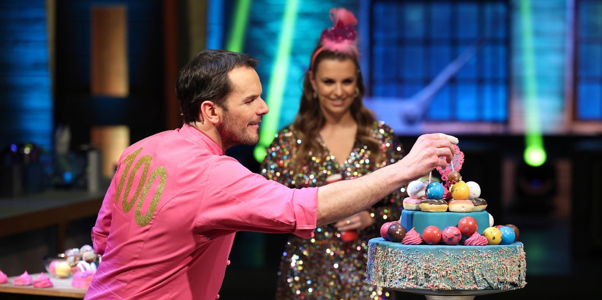 Steffen Henssler und Laura Wontorra am 2. Mai 2021 bei der 100. Folge von „Grill den Henssler”