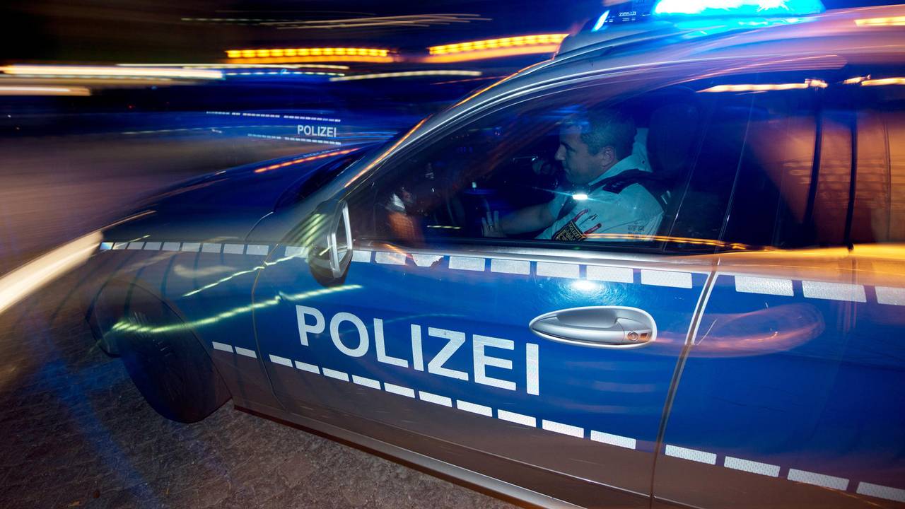 Ein Streifenwagen der Polizei auf der A31.