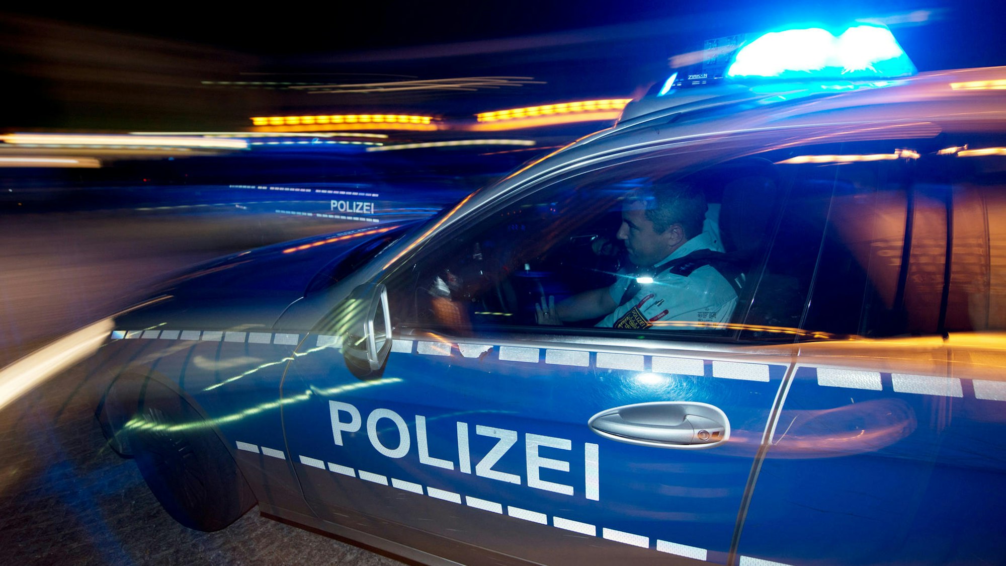 Ein Polizeiauto im Einsatz. (Symbolbild)
