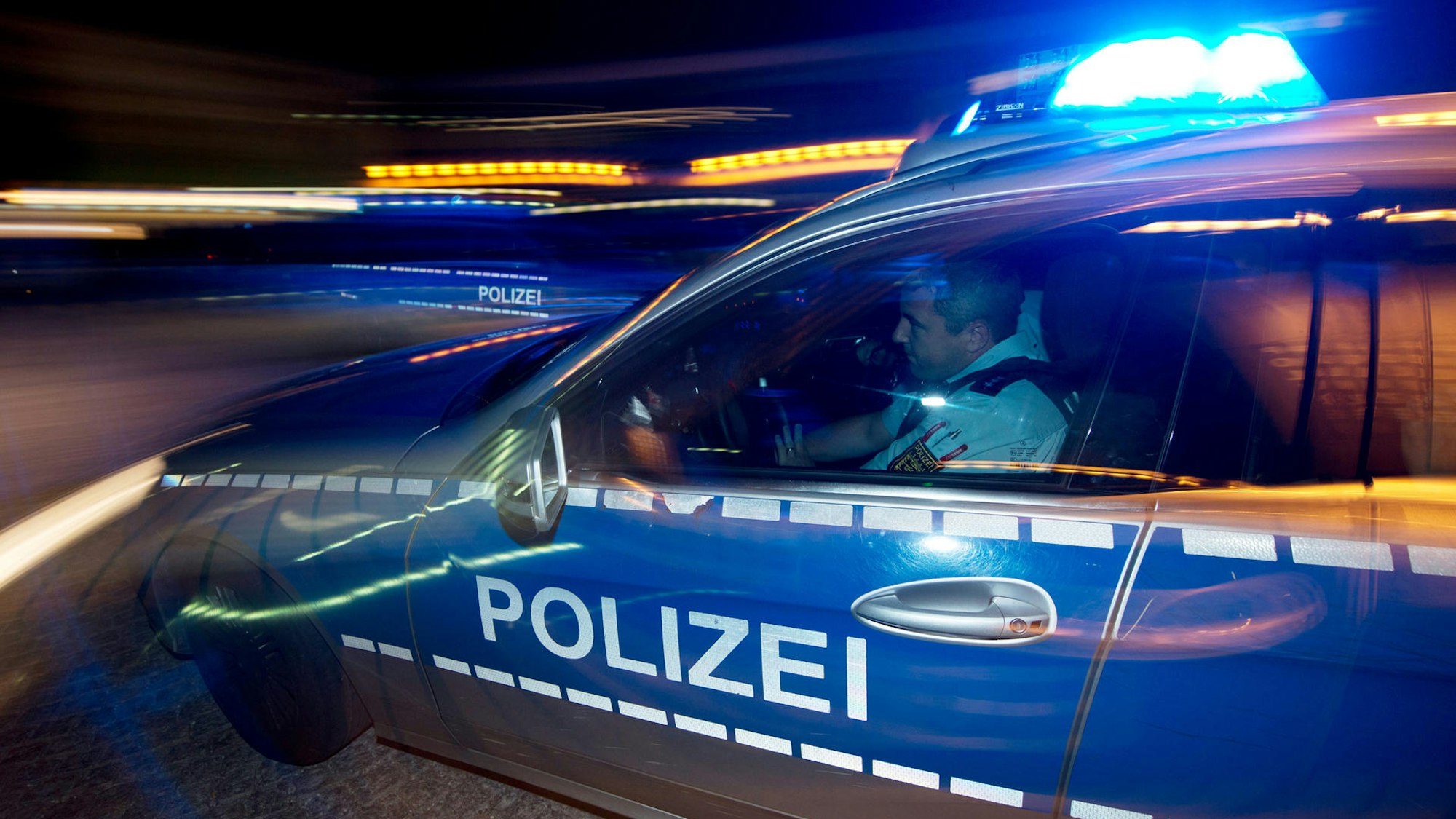 Ein Polizeiauto ist im Einsatz bei einem Verkehrsunfall. (Symbolfoto)