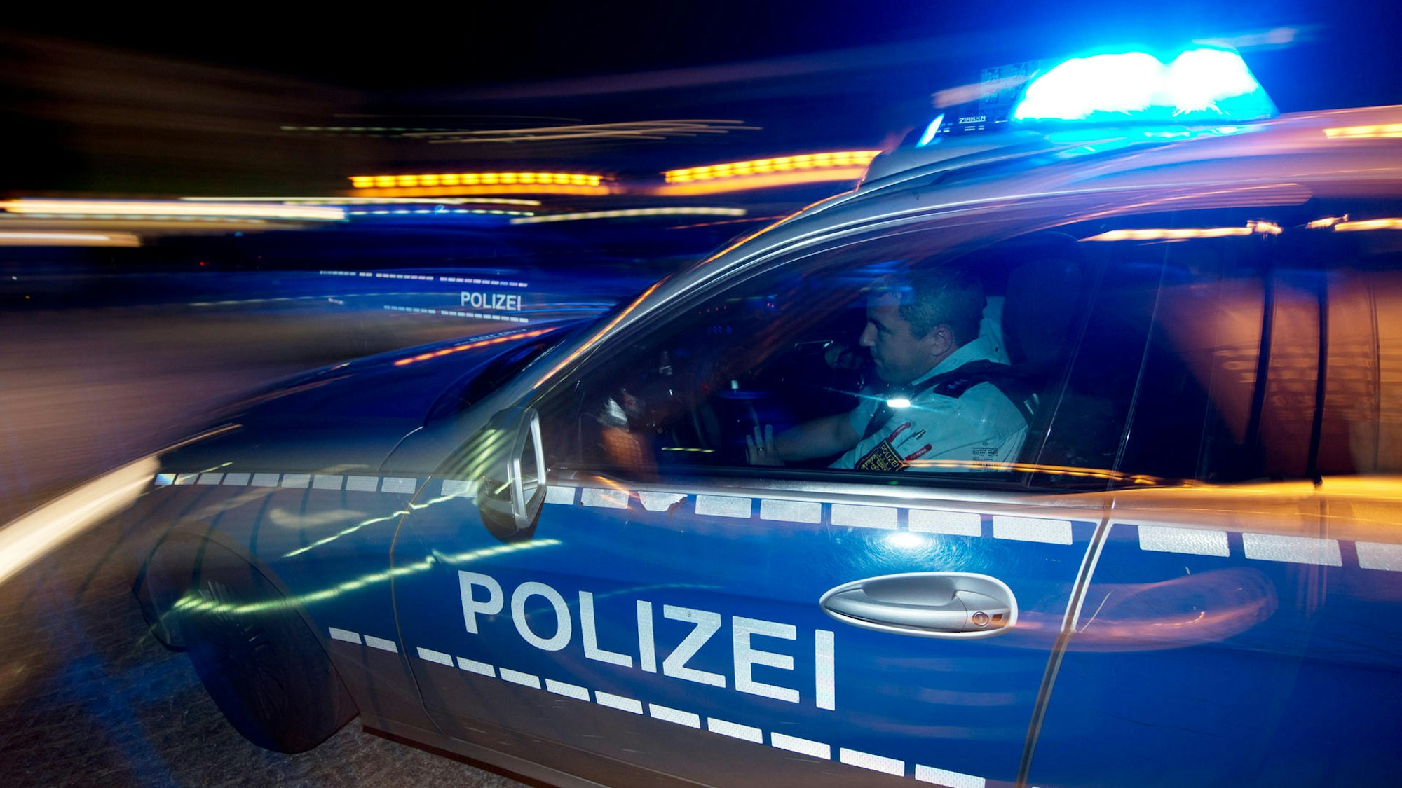 Polizeiauto im Einsatz bei einem Verkehrsunfall. (Symbolfoto)