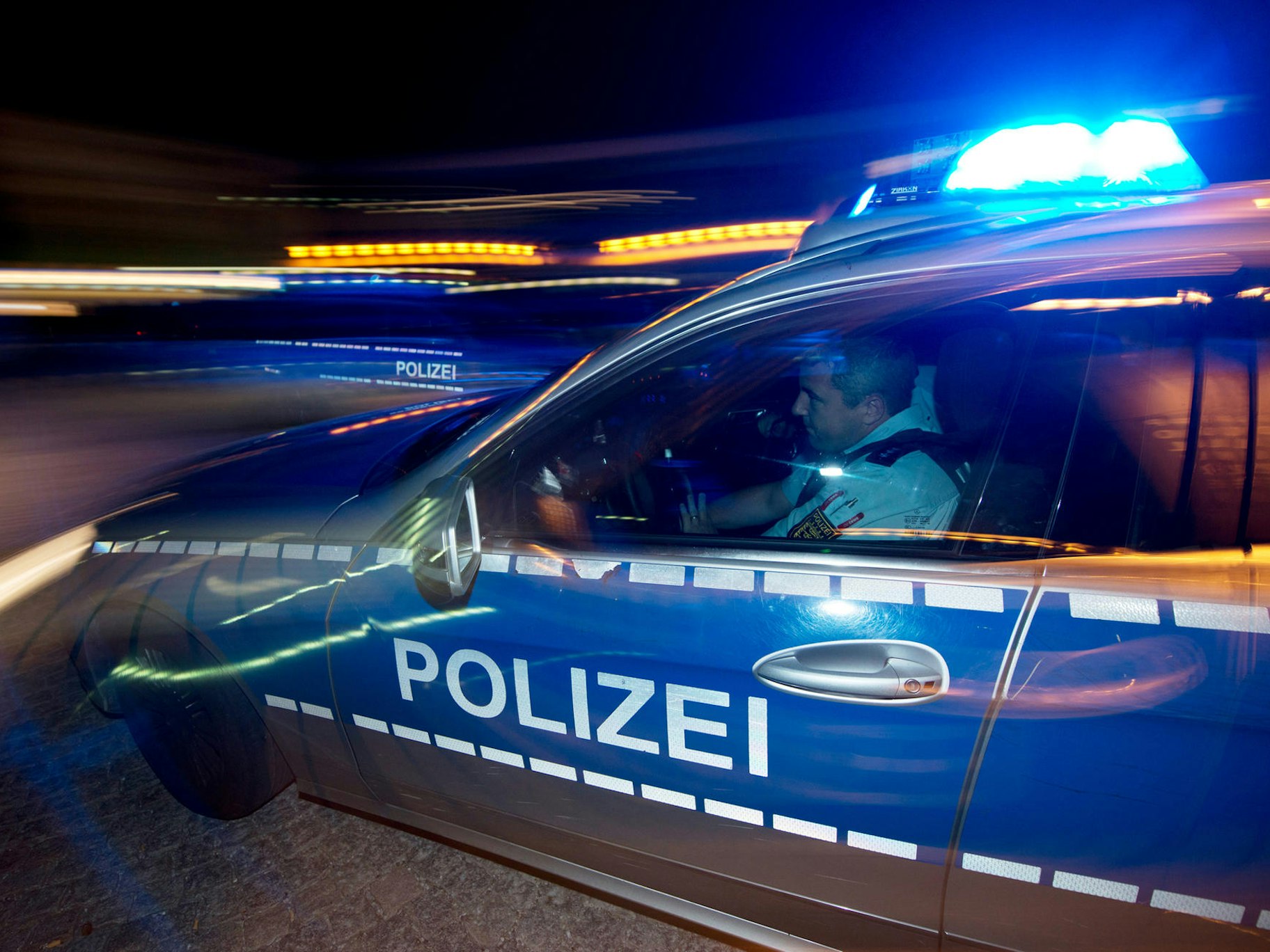 Polizeiauto mit Blaulicht bei Einsatz (Symbolfoto)