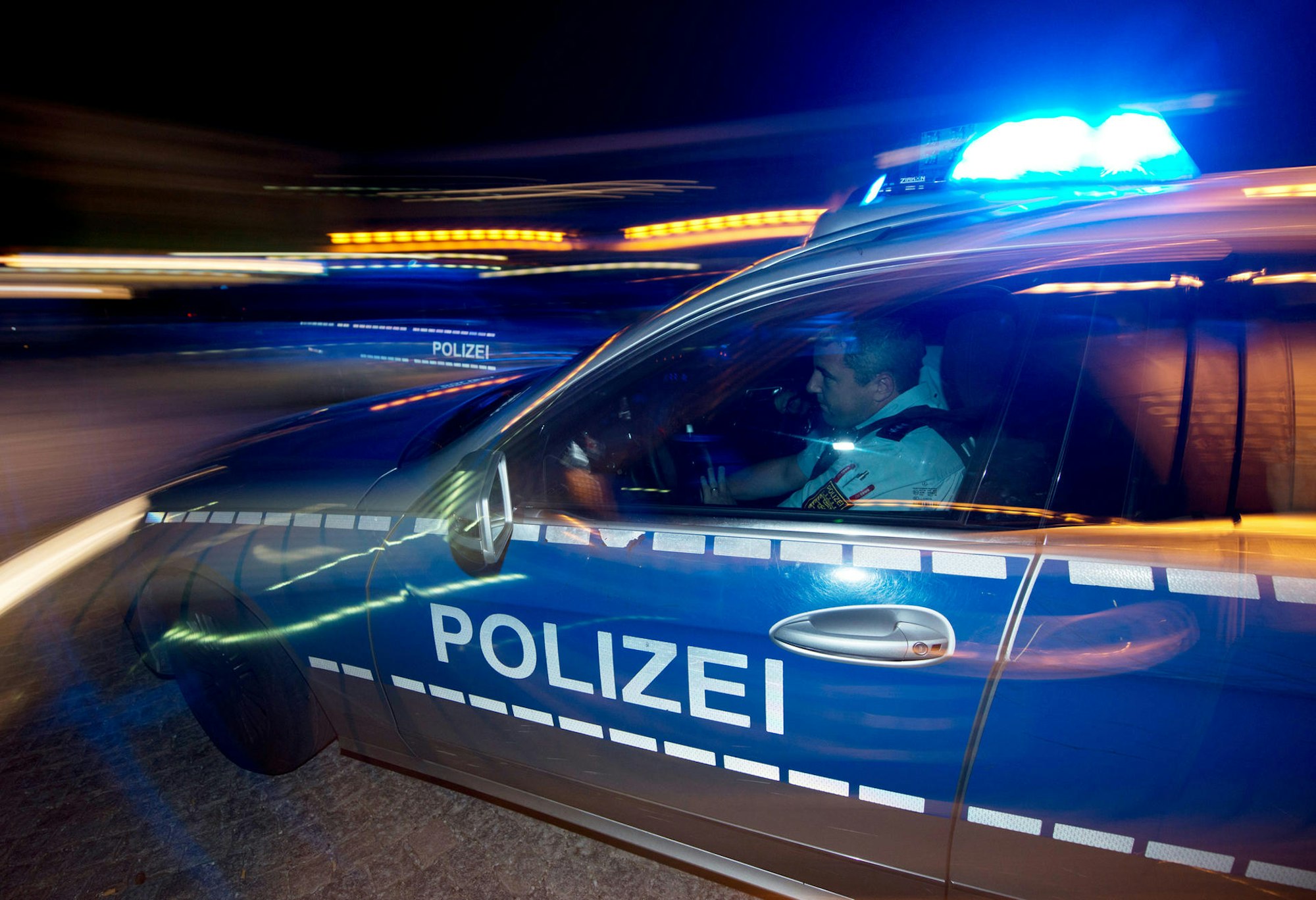 Ein Polizeiwagen auf der Autobahn.
