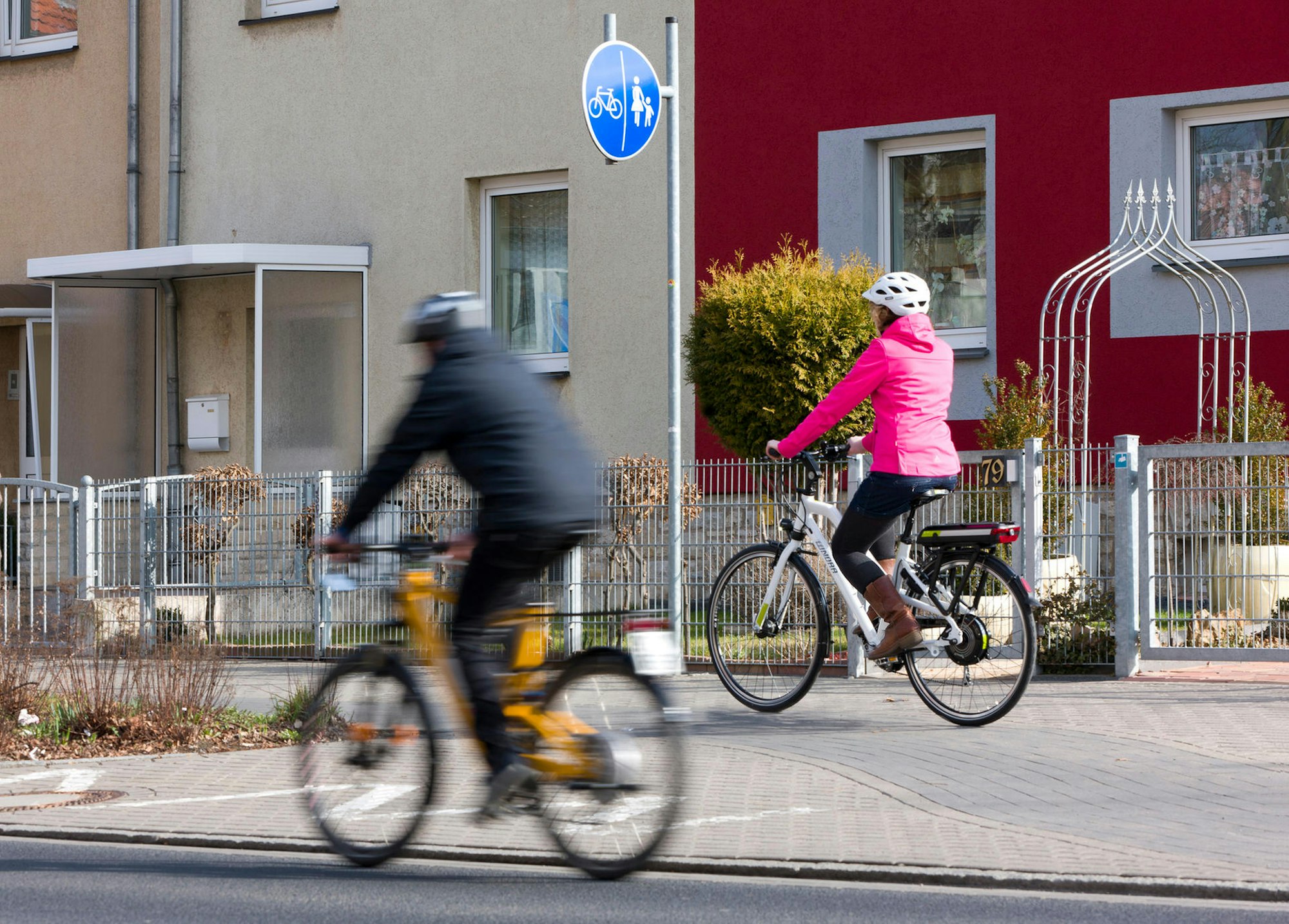 Radfahrer Straße Fußweg Helm Symbol dpa