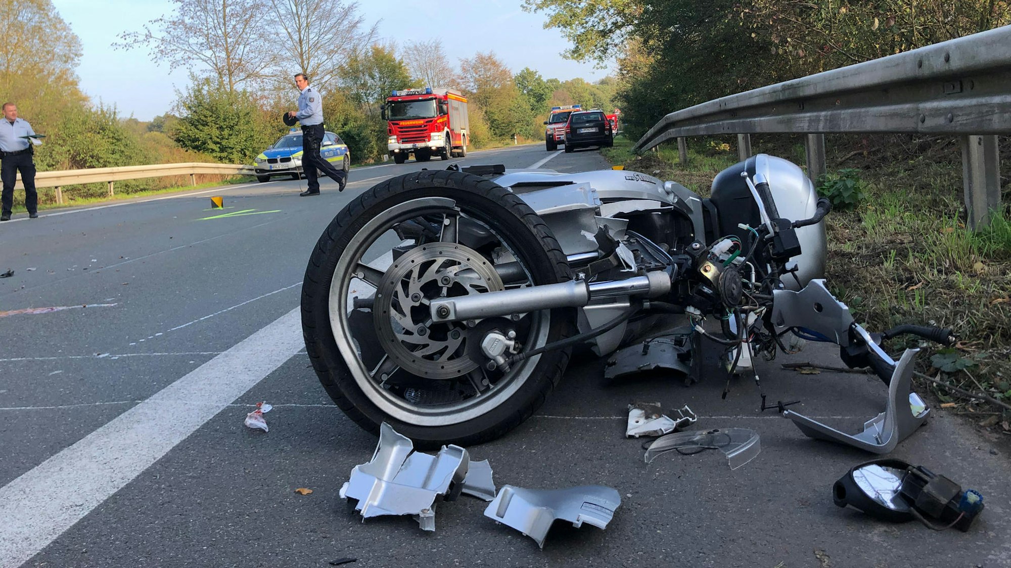 Ein Unfall-Motorrad liegt auf der Straße.