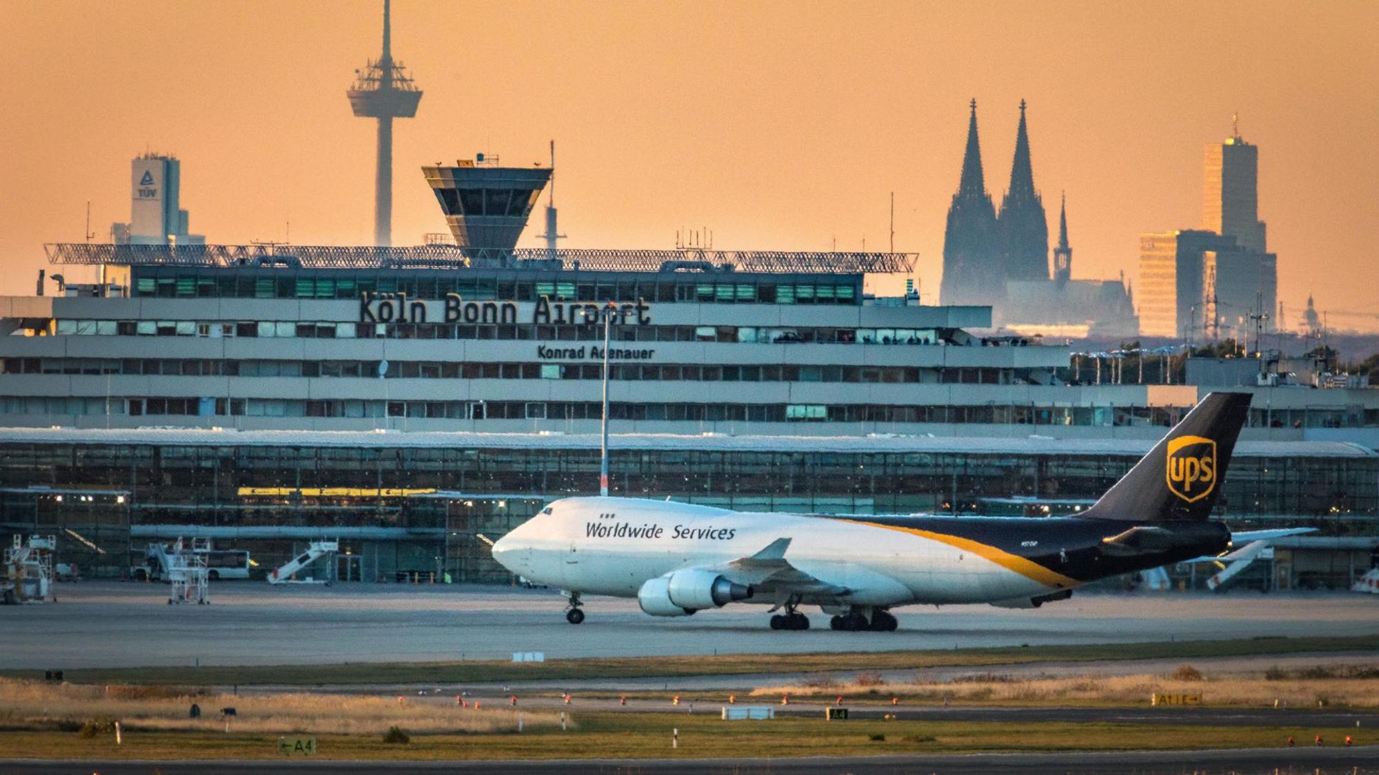 Ein Flugzeug von UPS steht am Flughafen Köln-Bonn auf einem Rollfeld.