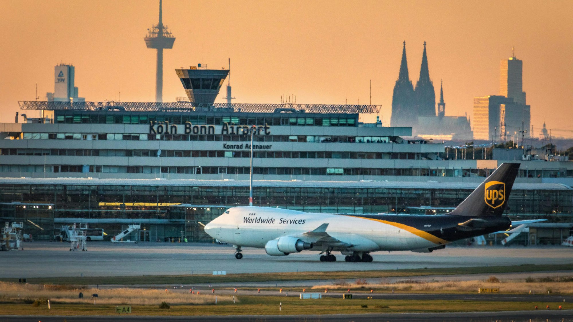 Ein Flugzeug von UPS steht am Flughafen Köln-Bonn auf einem Rollfeld.