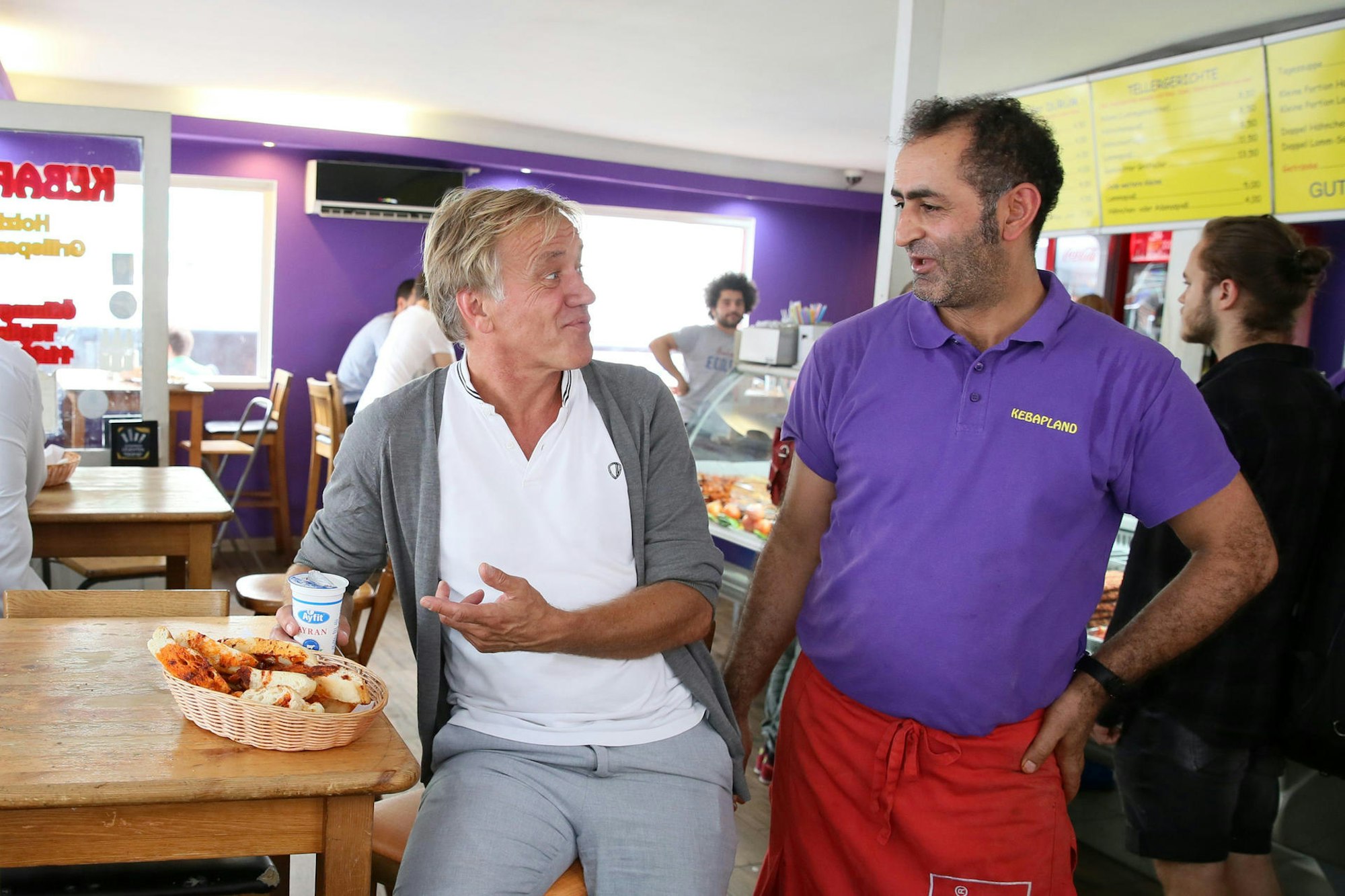 Kebabland-Gründer Ali Günes bewirtet Norbert Oberhaus