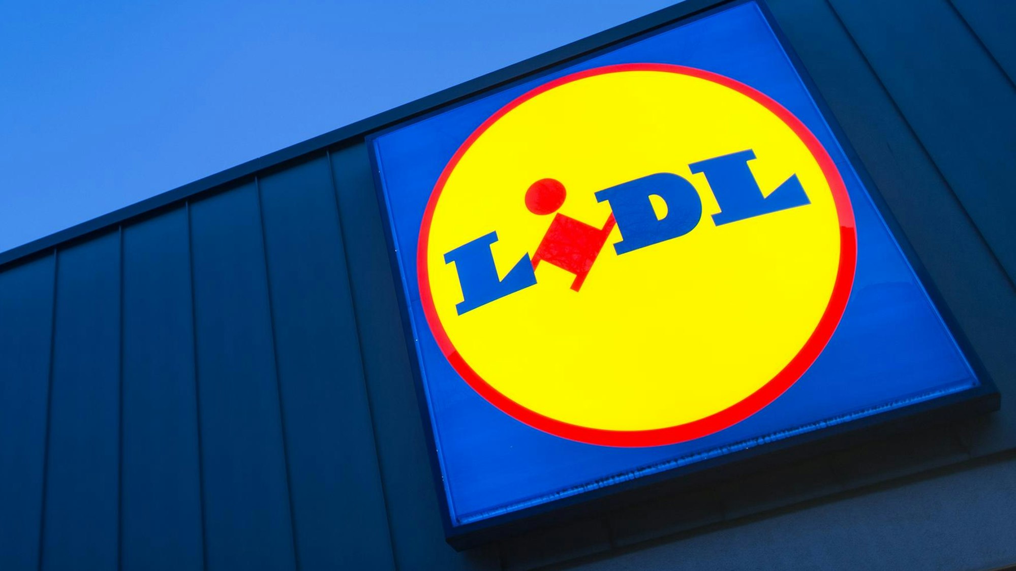 Das Logo eines Lidl-Supermarktes. Lidl hat Cannabis-Produkte des Herstellers Euphoria Trade s.r.o. zurückgerufen.