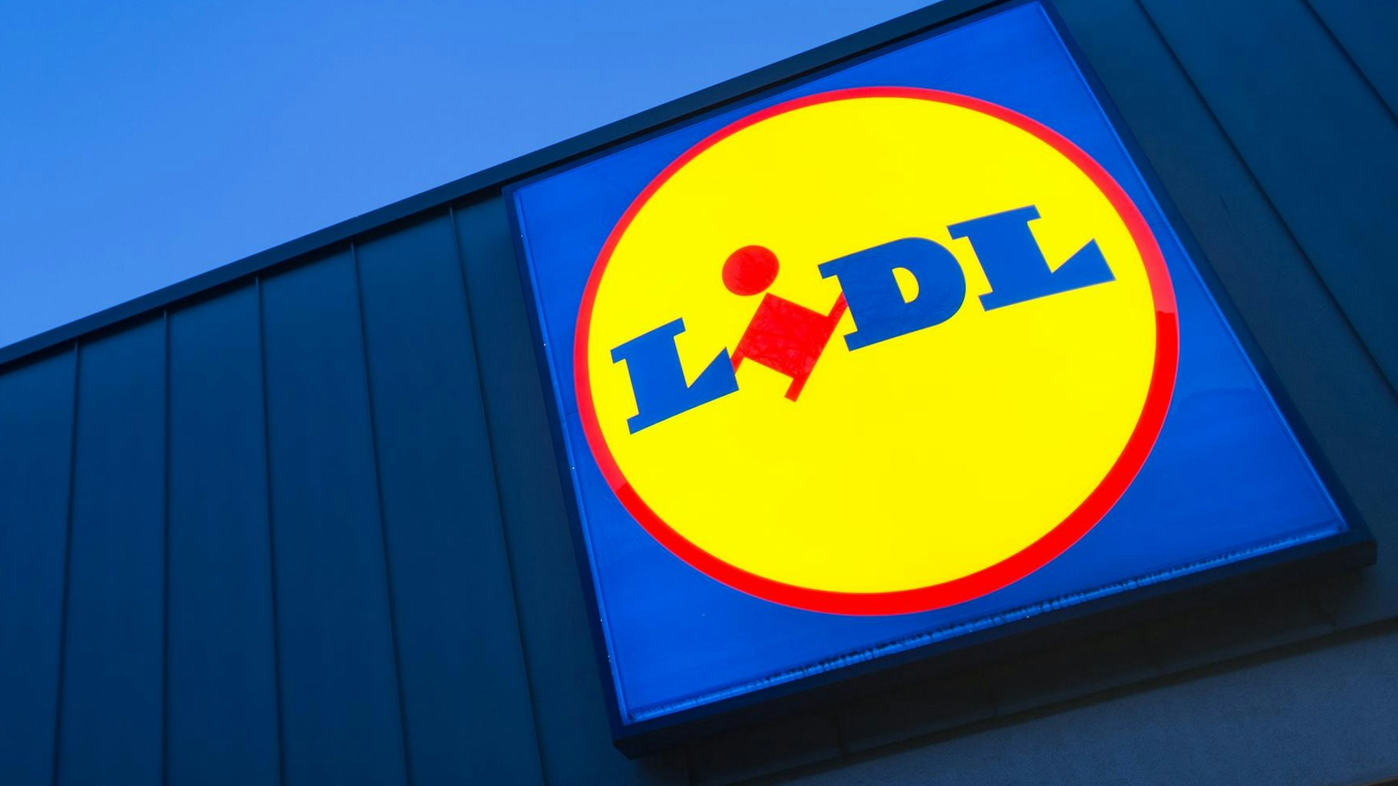 Das Logo eines Lidl-Supermarktes. Lidl hat Cannabis-Produkte des Herstellers Euphoria Trade s.r.o. zurückgerufen.