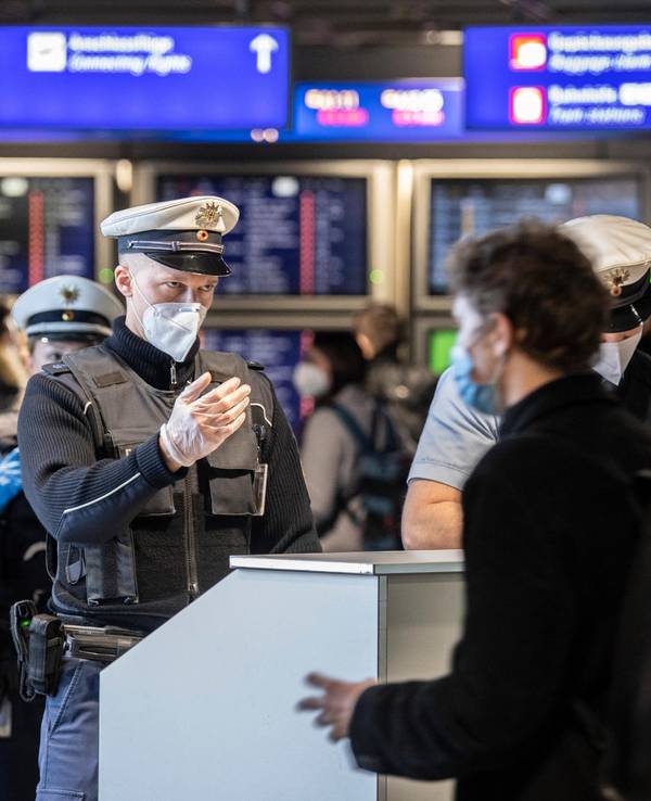 Bundespolizisten kontrollieren am Flughafen