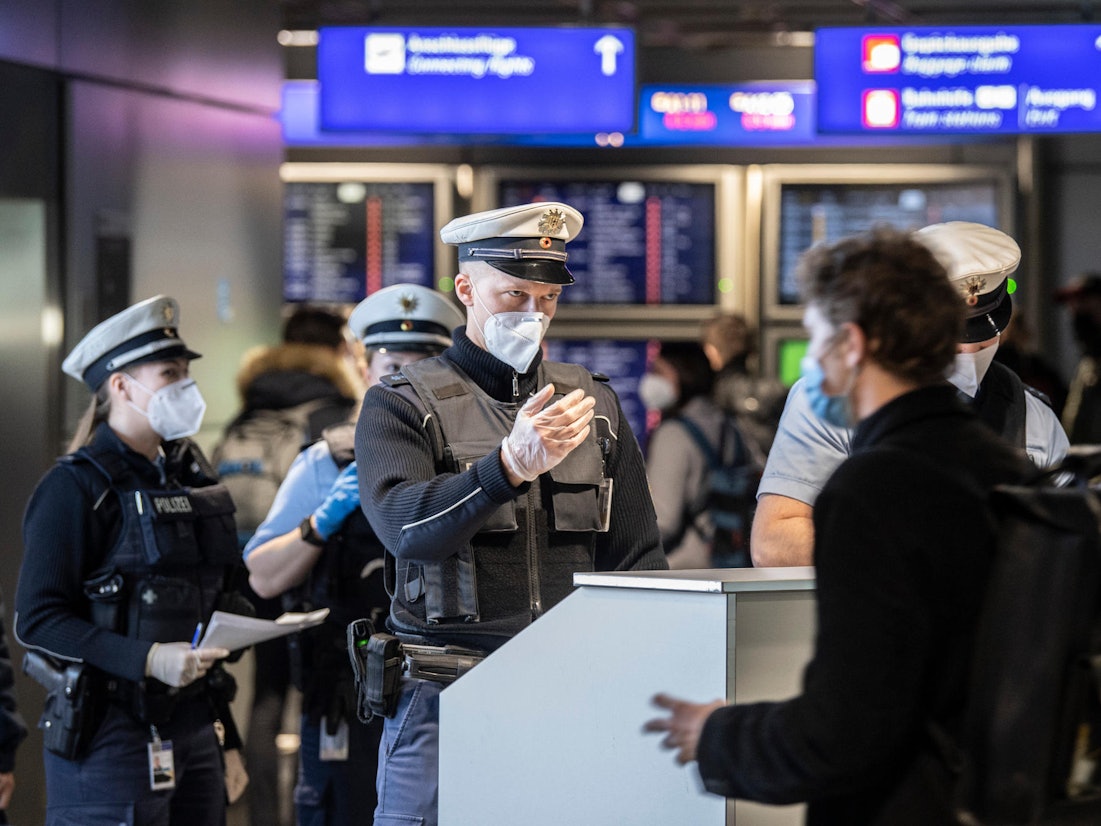 Bundespolizisten kontrollieren am Flughafen