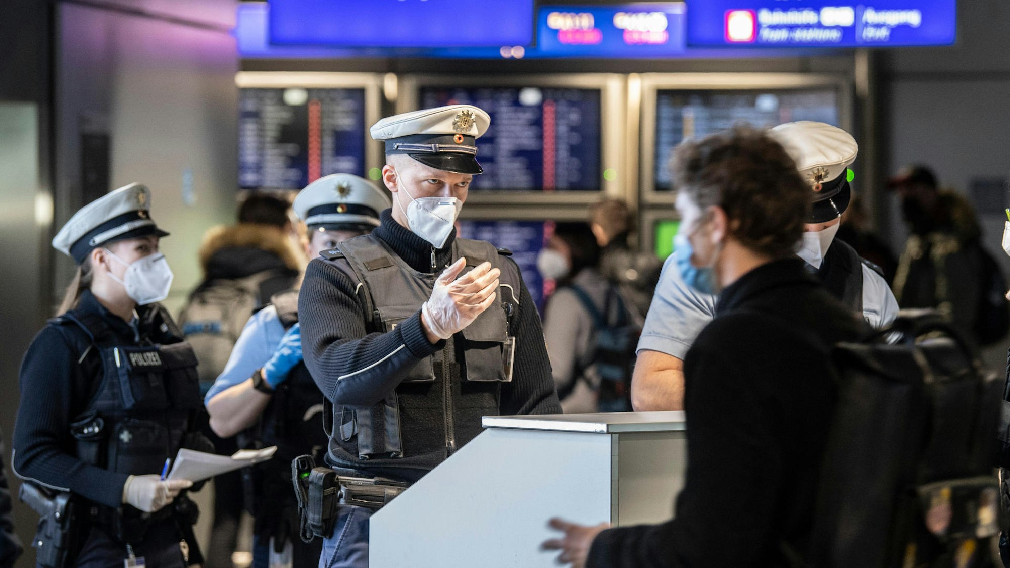 Bundespolizisten kontrollieren am Flughafen