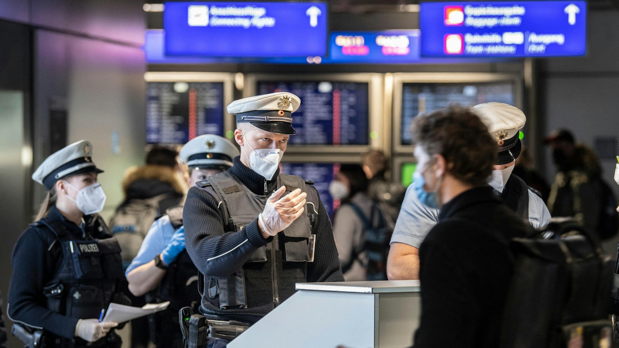 Bundespolizisten kontrollieren am Flughafen