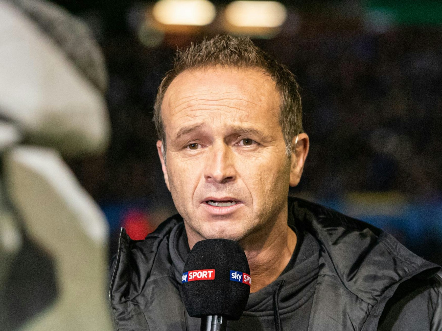 Dirk Lottner am Mikrofon von Sky.