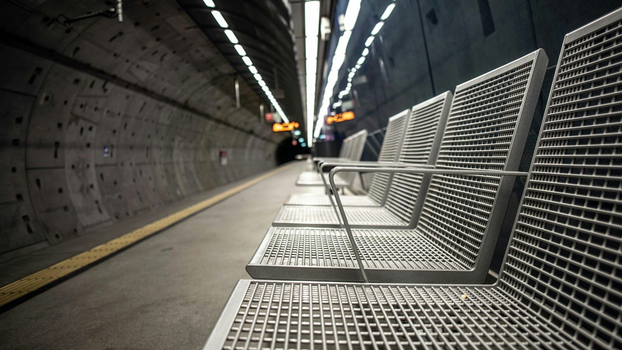 Sitzbänke am U-Bahnhof