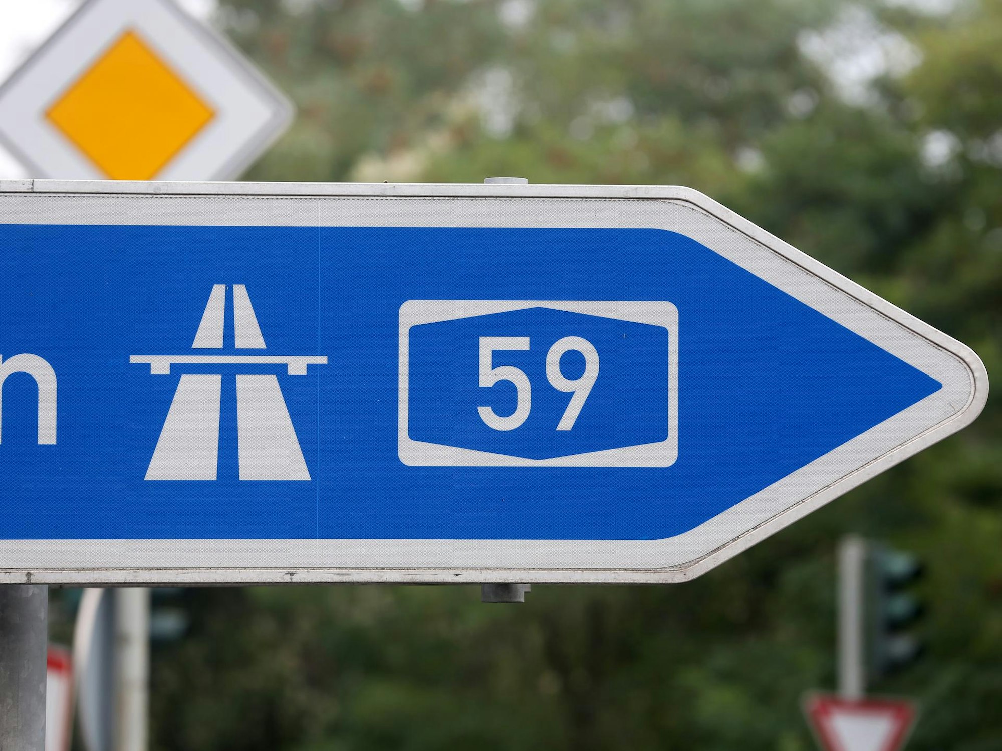 Ein Straßenschild mit dem Hinweis zur Auffahrt zur Autobahn A59.