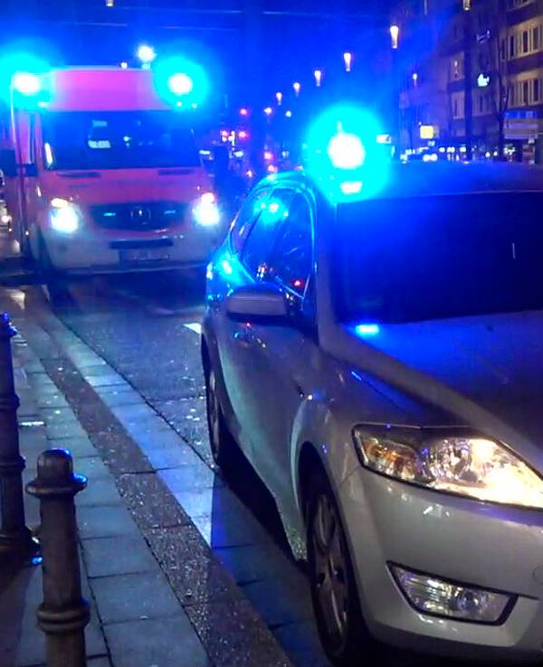 Ein Rettungswagen parkt nachts an einer Straße.