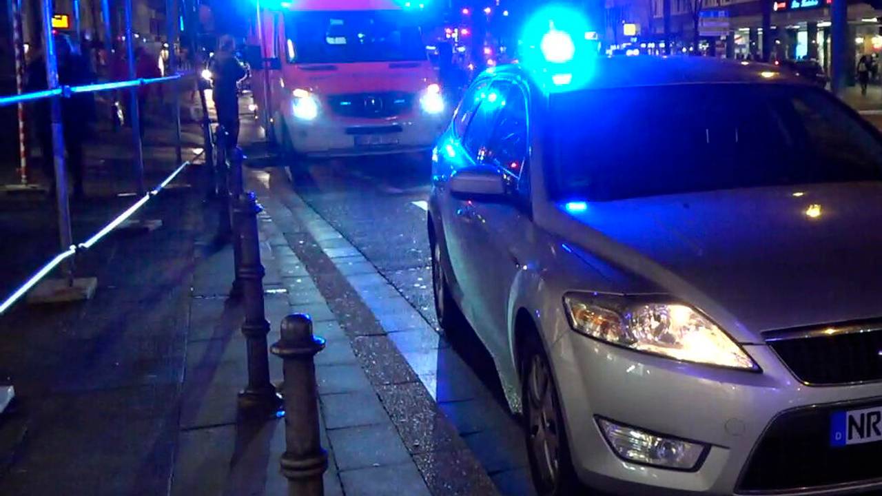 Ein Rettungswagen parkt nachts an einer Straße.