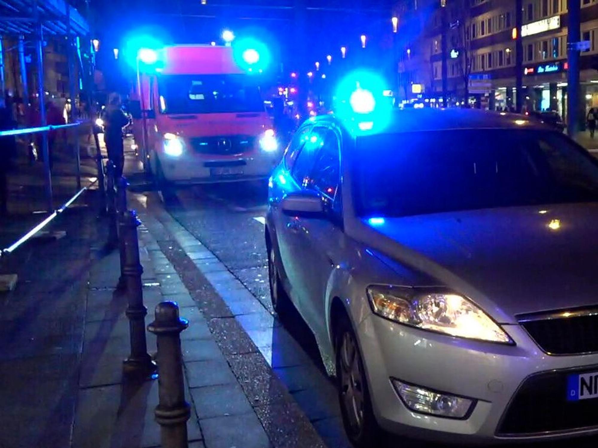 Ein Rettungswagen parkt nachts an einer Straße.