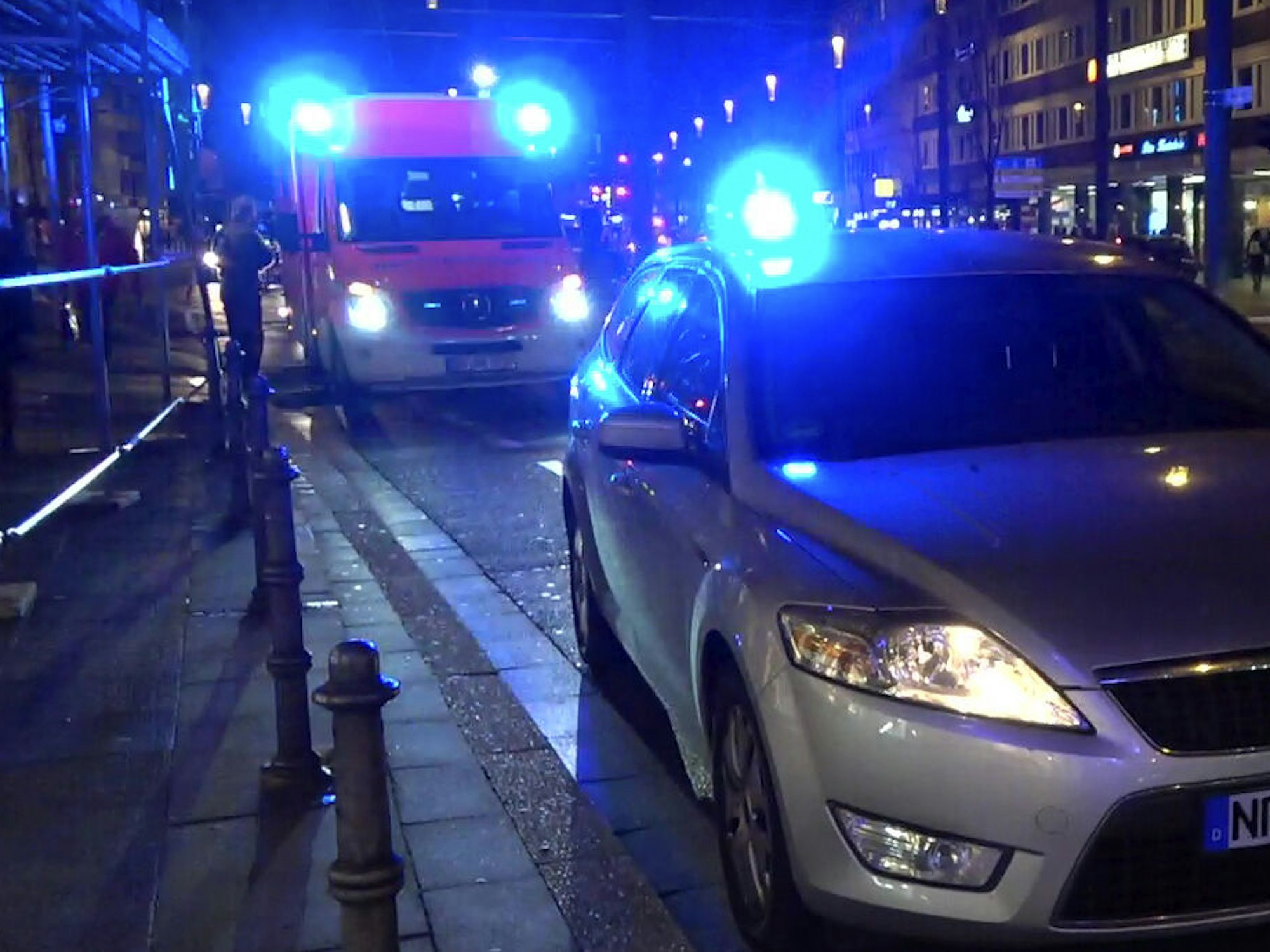 Ein Rettungswagen parkt nachts an einer Straße.