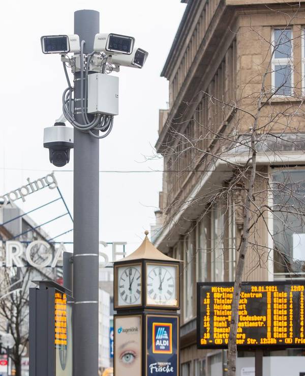 An einem Pfosten befinden sich mehrerer Kameras, die unter anderem auf die Schildergasse ausgerichtet sind.