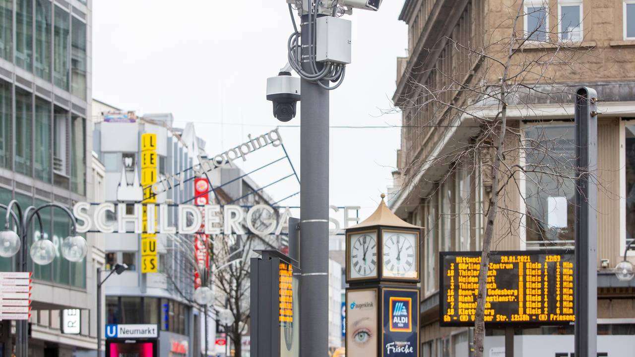 An einem Pfosten befinden sich mehrerer Kameras, die unter anderem auf die Schildergasse ausgerichtet sind.