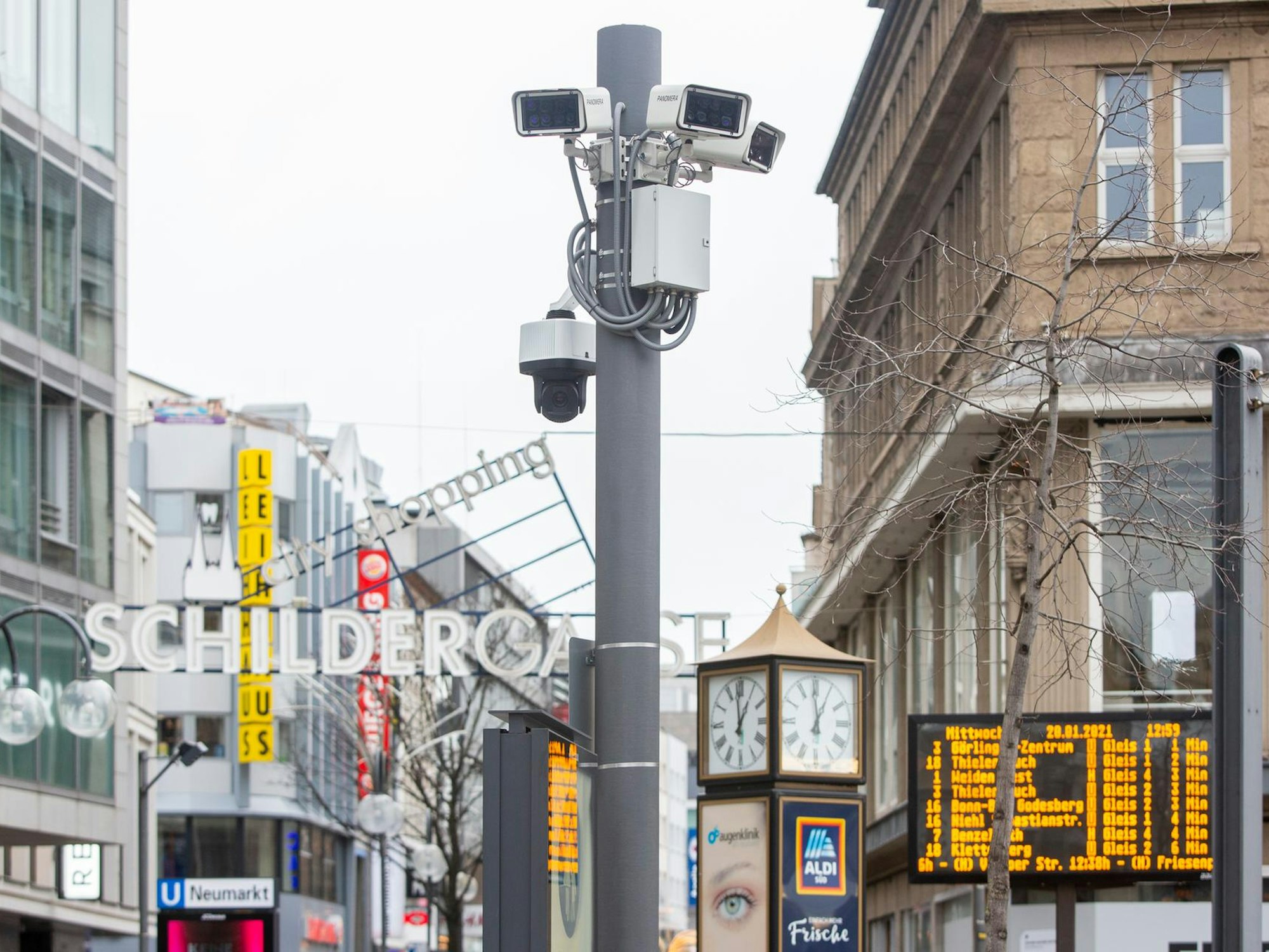 An einem Pfosten befinden sich mehrerer Kameras, die unter anderem auf die Schildergasse ausgerichtet sind.