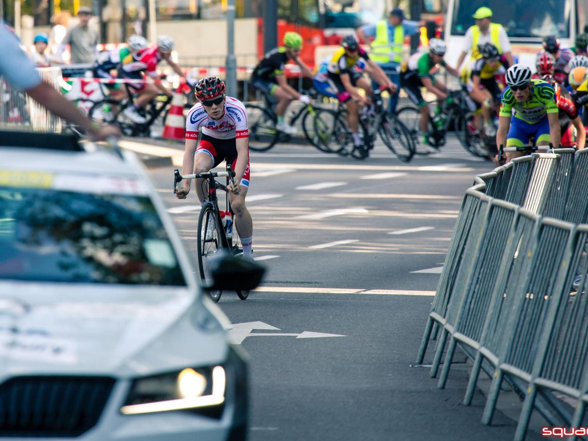 Ein Rennradfahrer fährt bei „Rund um Köln“ ins Ziel.