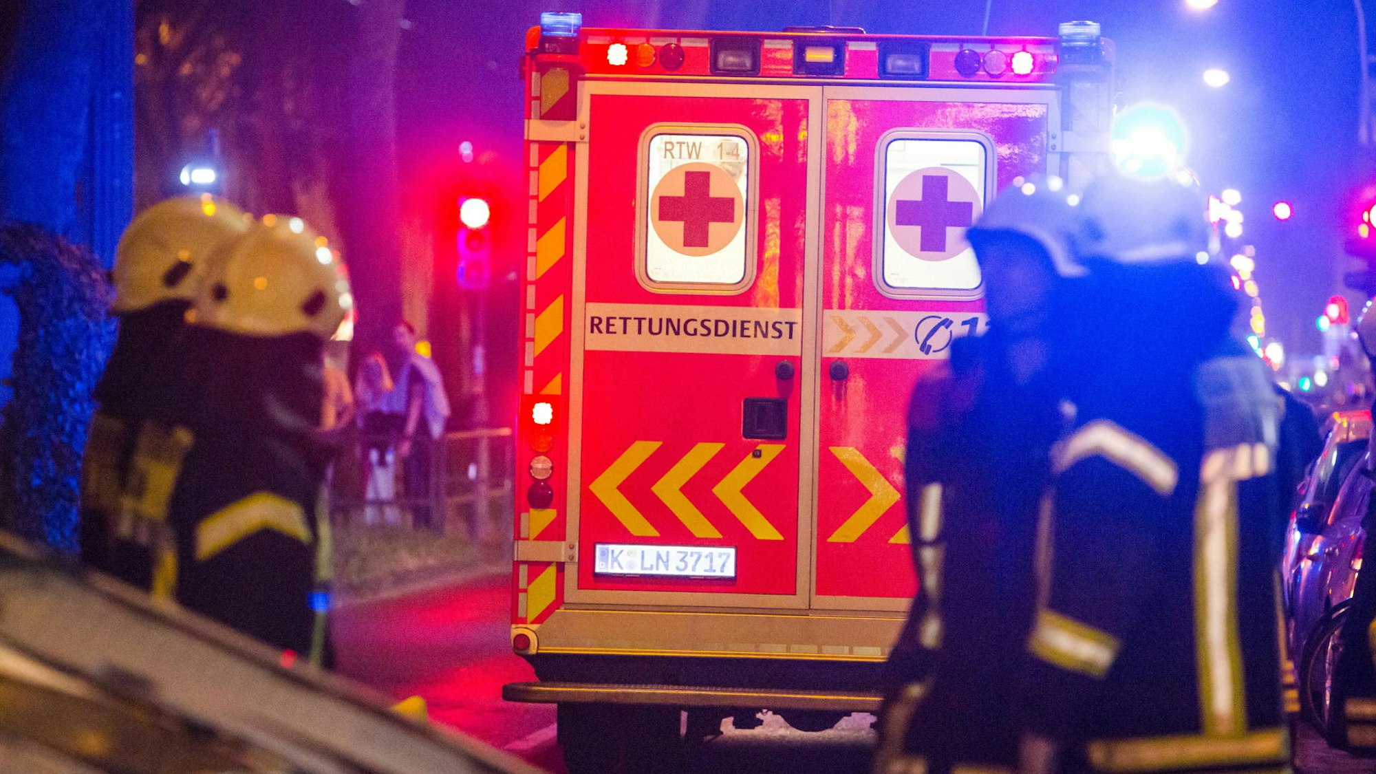 Einsatzkräfte stehen an einem RTW.