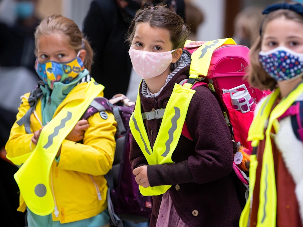 Schulkinder aus NRW tragen Masken, hier ein undatiertes Foto. Ab Dienstag (2. November) gelten neue Regeln für die Maskenpflicht.