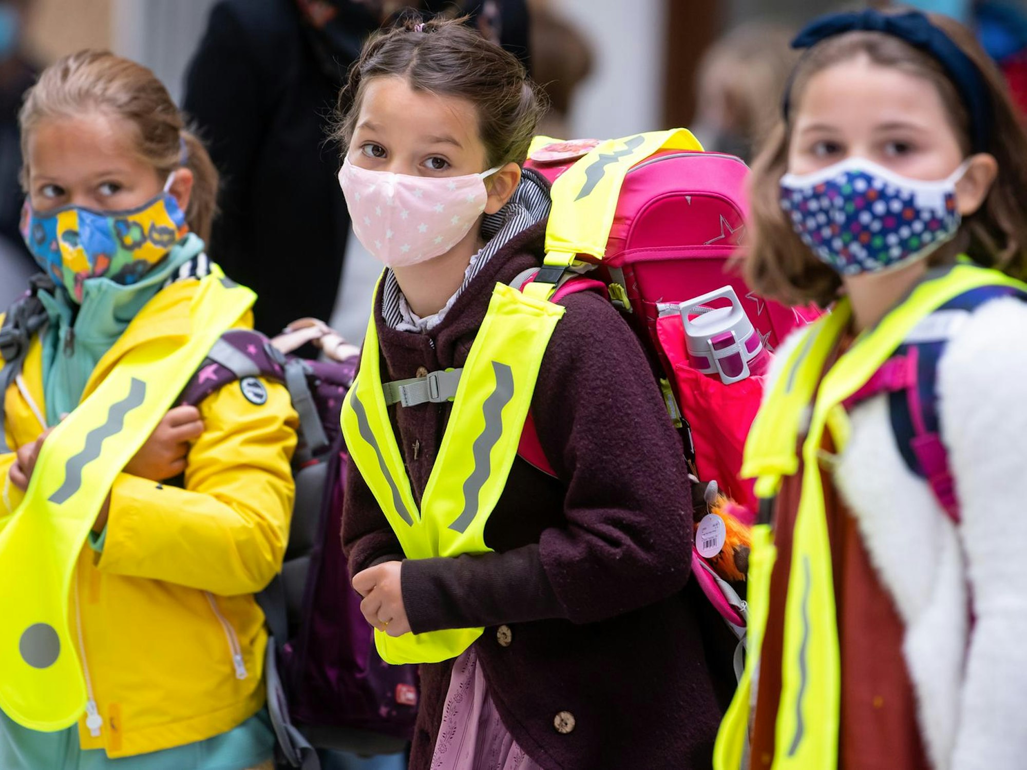 Schulkinder aus NRW tragen Masken, hier ein undatiertes Foto. Ab Dienstag (2. November) gelten neue Regeln für die Maskenpflicht.