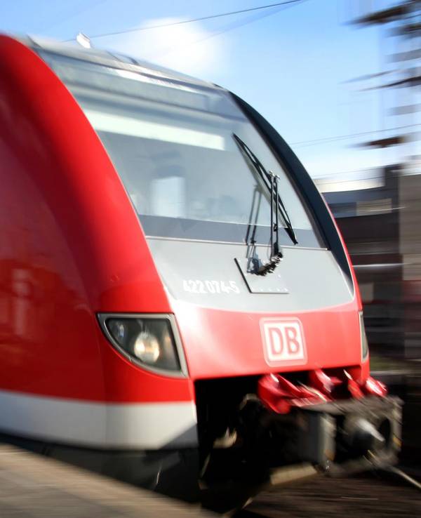 Eine S-Bahn fährt an einem Bahnsteig des Düsseldorfer Hauptbahnhofs ein