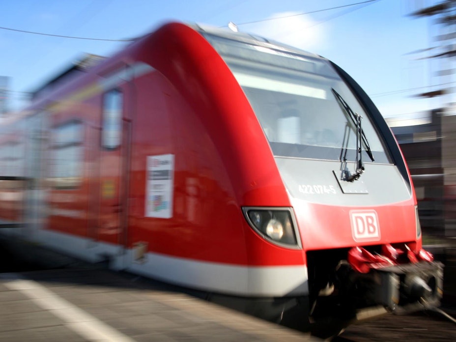 Eine S-Bahn fährt an einem Bahnsteig des Düsseldorfer Hauptbahnhofs ein.