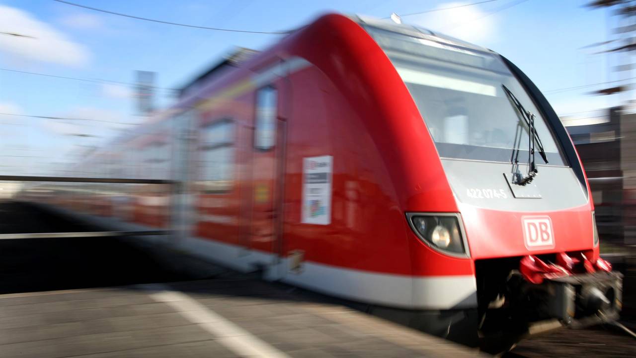 Eine S-Bahn fährt an einem Bahnsteig des Düsseldorfer Hauptbahnhofs ein