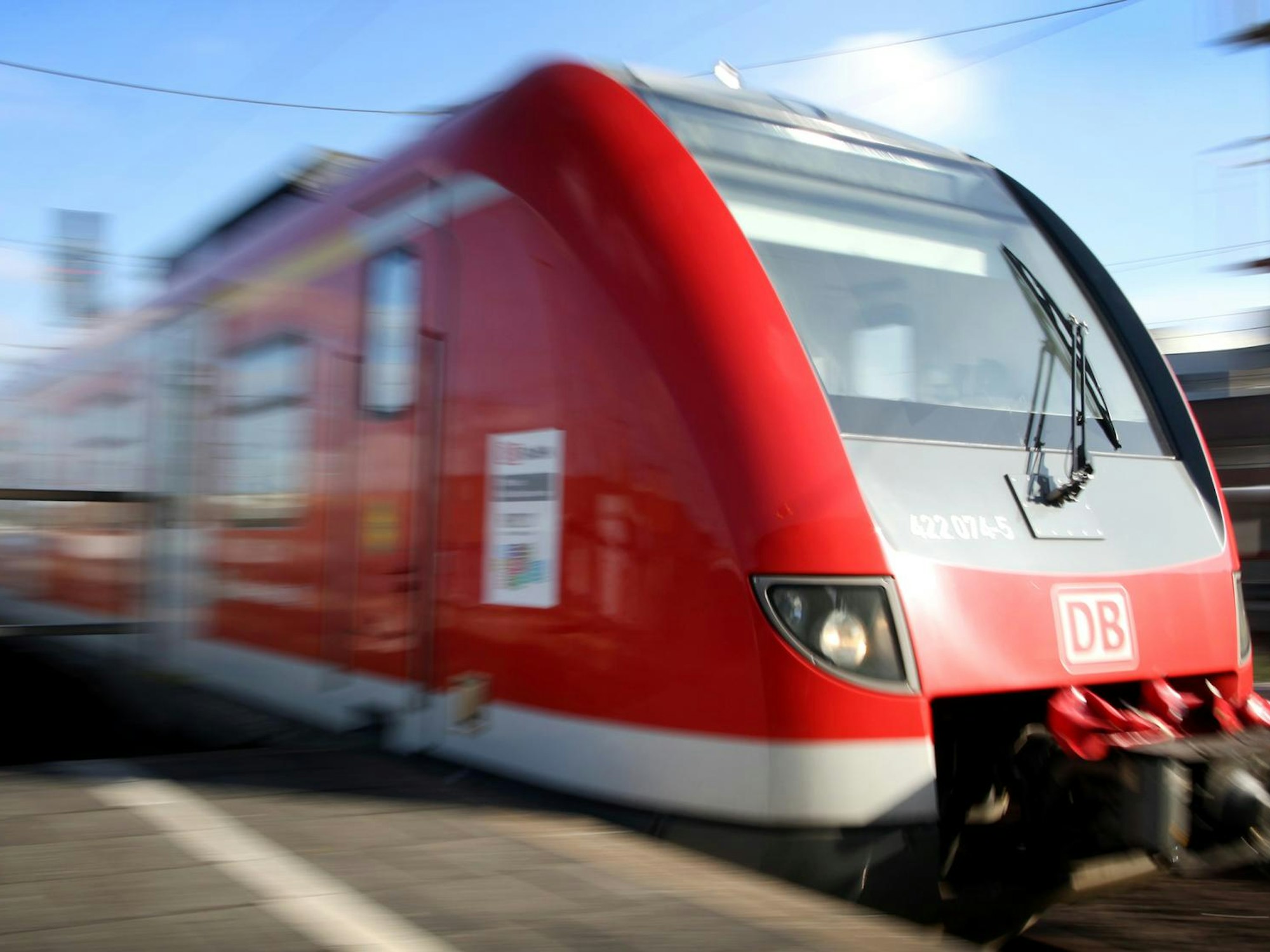 Eine S-Bahn fährt an einem Bahnsteig des Düsseldorfer Hauptbahnhofs ein
