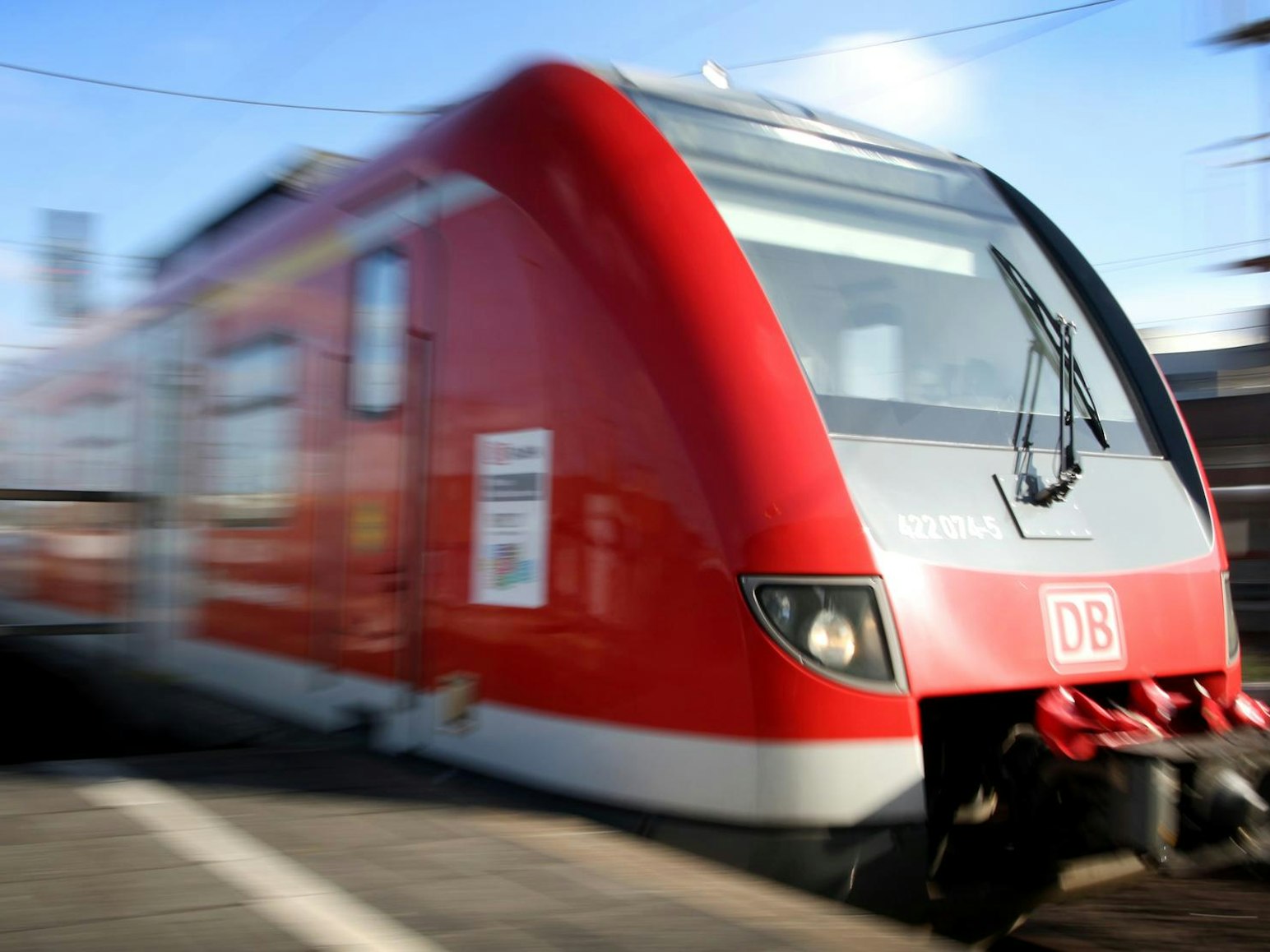 Eine S-Bahn fährt an einem Bahnsteig des Düsseldorfer Hauptbahnhofs ein