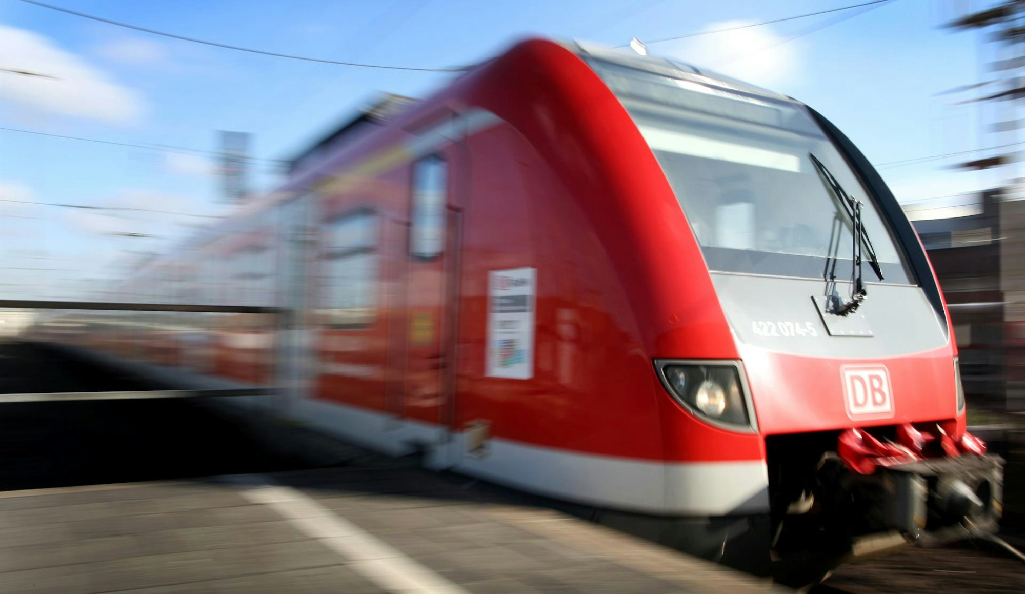 Eine S-Bahn fährt an einem Bahnsteig des Düsseldorfer Hauptbahnhofs ein.