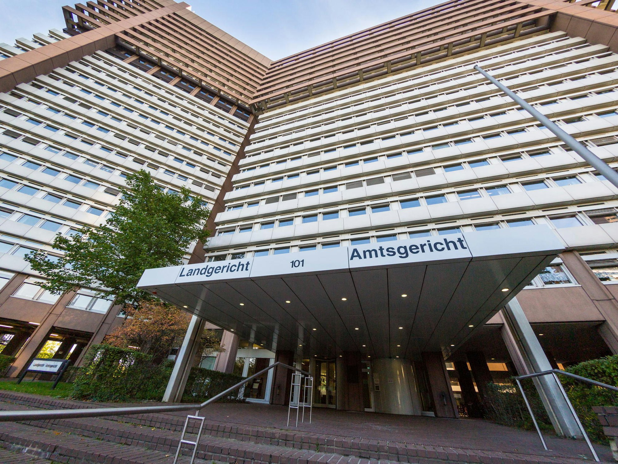 Das Justizzentrum in Köln mit Land- und Amtsgericht von außen.