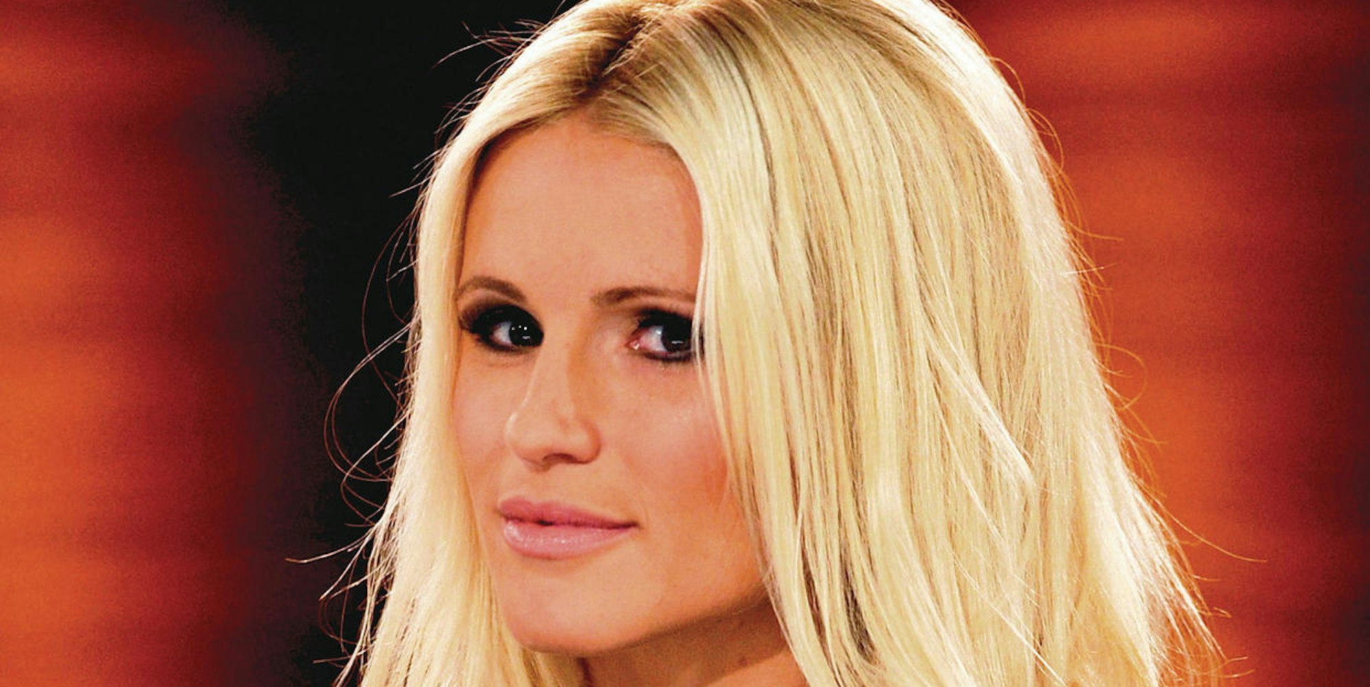 1809 michelle hunziker sitzend