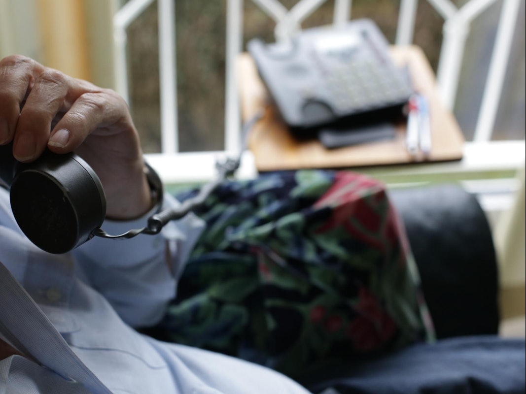 Ein Mann hat einen Telefonhörer in der Hand.