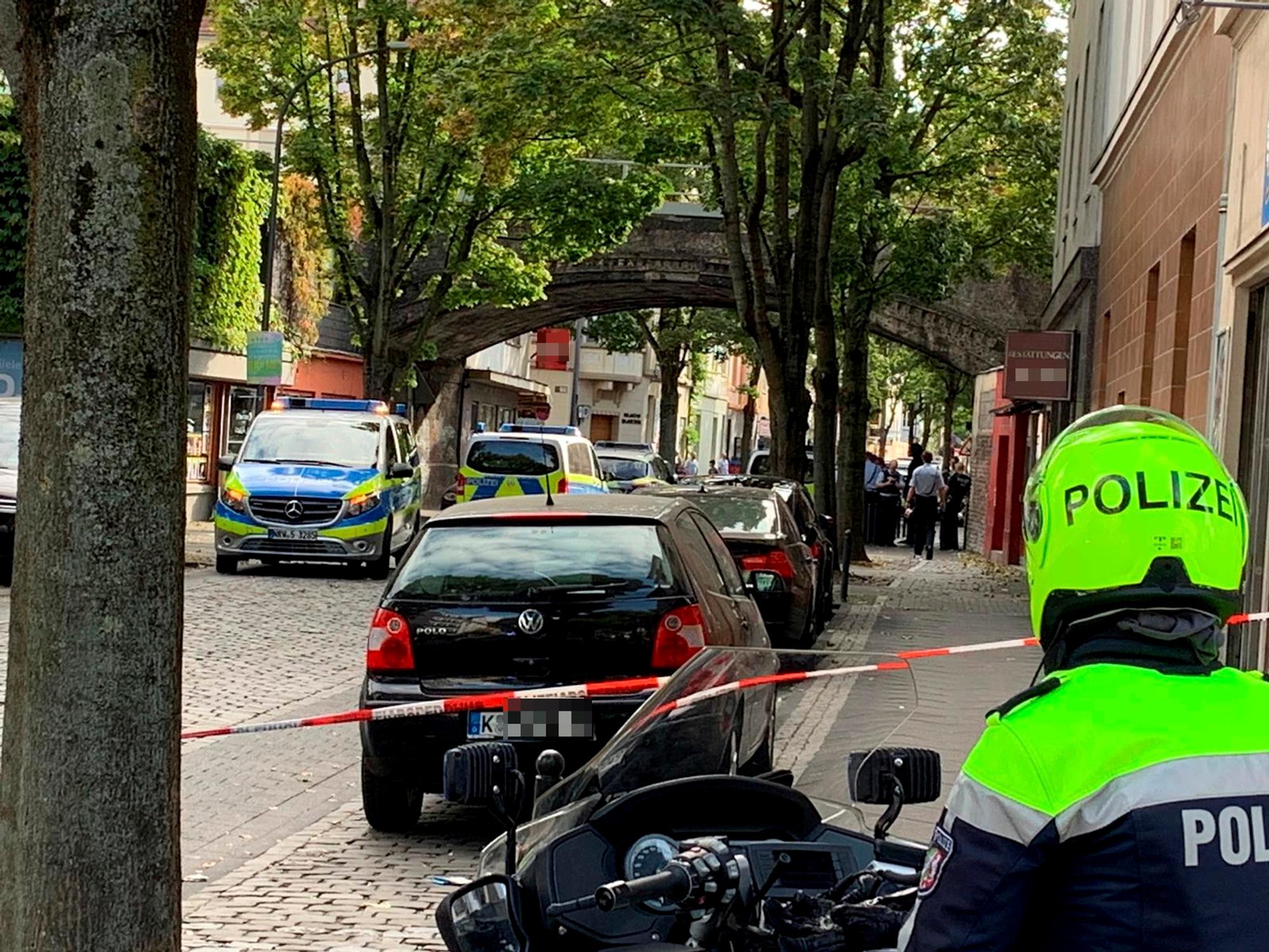 Ein Motorradpolizist sichert eine abgesperrte Einsatzstelle.