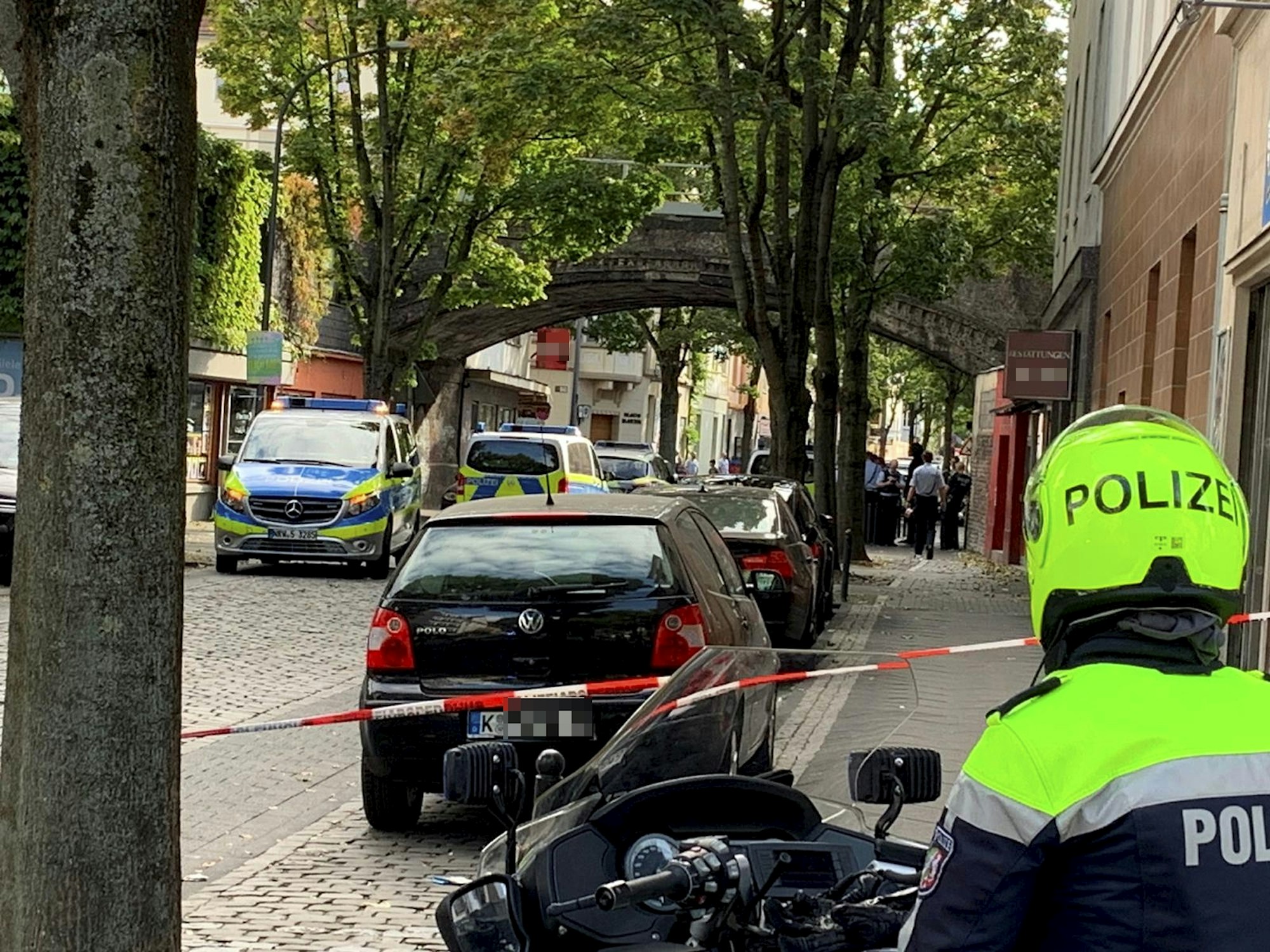 Ein Motorradpolizist sichert eine abgesperrte Einsatzstelle.
